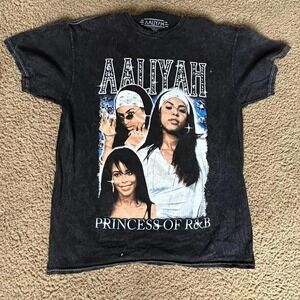 Black Aaliyah graphic tee